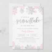 小さなスノーフレークのピンクの銀の冬の赤ちゃんシャワー 招待状 (正面)