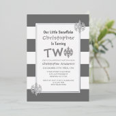 小さなスノーフレークの第2の誕生日 箔招待状 (立ち正面)