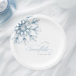 小さなスノーフレークの青い赤ちゃんシャワー ペーパープレート<br><div class="desc">私た祝ちの「小さな雪の結晶ブルーベビーシャワー紙プレート」であなたの小さな女の子の到着。繊細な青い水色のスノーフレークを特徴とする。スクリプトエレガントフォントは、クラシックtouchを追加する。冬の赤ちゃんシャワーに最適。</div>