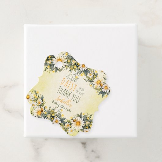 小さなデイジーが途中のフローラの赤ちゃんシャワー フェイバータグ (インサイチュ)