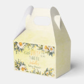 小さなデイジーが途中のフローラの赤ちゃんシャワー フェイバーボックス (正面サイド)