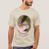小さなトノサマバッタの白いアザレアの花 Tシャツ (正面)