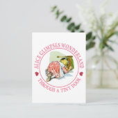 小さなドアから不思議の国をアリスが垣間見る ポストカード (スタンド正面)