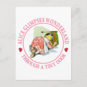 小さなドアから不思議の国をアリスが垣間見る ポストカード (正面)