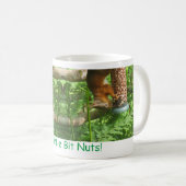 "小さなナッツ"、逆さになった赤いリス。 コーヒーマグカップ (正面右)