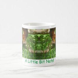 "小さなナッツ"、逆さになった赤いリス。 コーヒーマグカップ