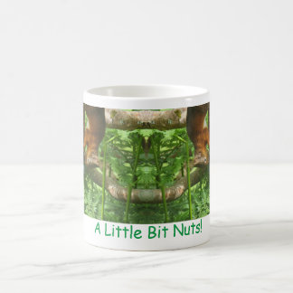 "小さなナッツ"、逆さになった赤いリス。 コーヒーマグカップ