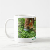 "小さなナッツ"、逆さになった赤いリス。 コーヒーマグカップ (左)