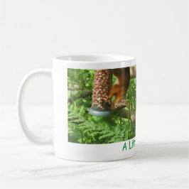 "小さなナッツ"、逆さになった赤いリス。 コーヒーマグカップ