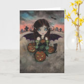 小さなハロウィンの吸血鬼の妖精とかぼちゃのランタン カード (黄色い花)