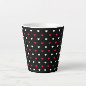 小さなハートの赤と白 黒背景パターン カフェラテマグ (正面)