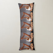 小さなハープを弾くモルモット – 優雅で洗練されたデザイン ボディピロー (裏面 (縦))