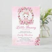 小さなバニーかわいいフローラピンクの赤ちゃんシャワー女の子 招待状 (スタンド正面)