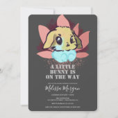 小さなバニーかわいい赤ちゃんシャワーグレー 招待状 (正面)