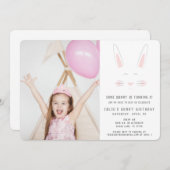 小さなバニーが誕生日のフォトカードを持っている 招待状 (正面/裏面)