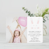 小さなバニーが誕生日のフォトカードを持っている 招待状 (スタンド正面)