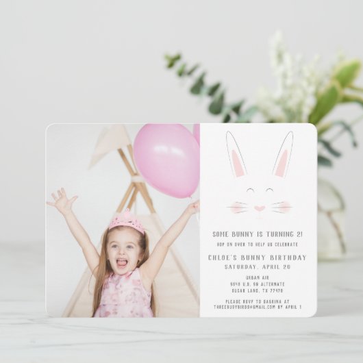 小さなバニーが誕生日のフォトカードを持っている 招待状 (スタンド正面)