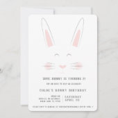 小さなバニーが誕生日の招待状を持っている! 招待状 (正面)