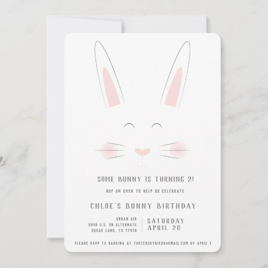 小さなバニーが誕生日の招待状を持っている! 招待状 (正面)