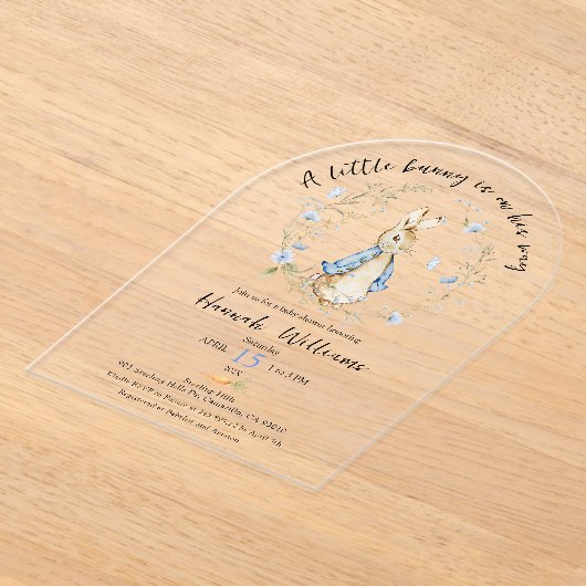 小さなバニーが途中の赤ちゃんシャワー招待状 アクリル招待状 (レイダウン)