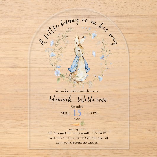 小さなバニーが途中の赤ちゃんシャワー招待状 アクリル招待状 (正面)