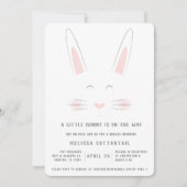 小さなバニーが途中の赤ちゃんシャワー招待状 招待状 (正面)