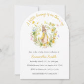 小さなバニーが途中の赤ちゃんシャワー招待状 招待状 (正面)