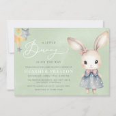 小さなバニーの女の子のセージ緑のQRベビシャワー 招待状 (正面)