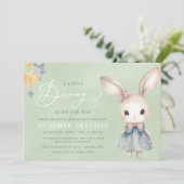 小さなバニーの女の子のセージ緑のQRベビシャワー 招待状 (スタンド正面)