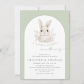 小さなバニーエレガントセージ緑の赤ちゃんシャワー 招待状 (正面)