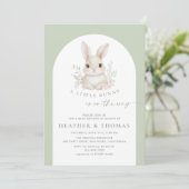 小さなバニーエレガントセージ緑の赤ちゃんシャワー 招待状 (スタンド正面)