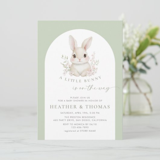 小さなバニーエレガントセージ緑の赤ちゃんシャワー 招待状 (スタンド正面)