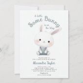 小さなバニーオーバーオールかわいい男の赤ちゃんシャワー 招待状 (正面)