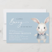 小さなバニー男の子ほこりっぽい青QRベビシャワー 招待状 (正面)