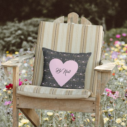 小さなバラと黒いハートに優しいピンク色ストライプの クッション