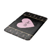 小さなバラと黒いハートに優しいピンク色ストライプの バスマット (アングル)