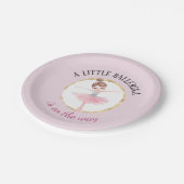 小さなバレリーナが赤ちゃんシャワーの途中にある ペーパープレート (アングル)