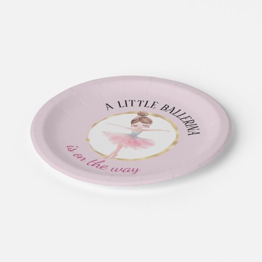 小さなバレリーナが赤ちゃんシャワーの途中にある ペーパープレート (アングル)