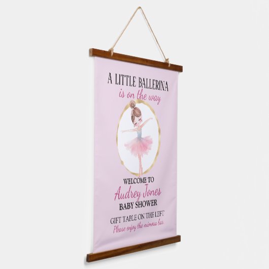 小さなバレリーナが赤ちゃんシャワーの途中にある 吊り下げ型タペストリー (傾斜あり)
