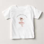 小さなバレリーナ水の色の女の子ベビーシャワー ベビーTシャツ (正面)