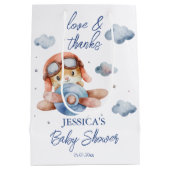 小さなパイロット飛行機の赤ちゃんシャワーのお願い ミディアムペーパーバッグ (裏面)