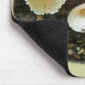 小さなパラソルがキノコを丸太に マウスパッド (コーナー)