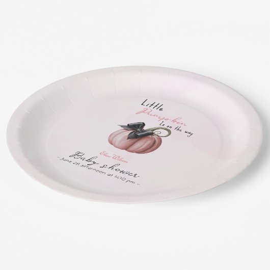 小さなピンクのカボチャの弓が途中にある ペーパープレート (アングル)