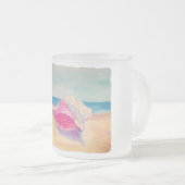 小さなピンクのシェルの砂の上に海の曇りコーヒーカップ フロストグラスマグカップ (正面右)