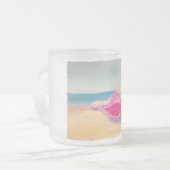 小さなピンクのシェルの砂の上に海の曇りコーヒーカップ フロストグラスマグカップ (正面左)