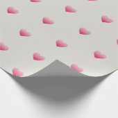 小さなピンクのハートパターン薄い灰色 ラッピングペーパー (角)