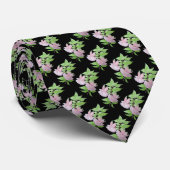小さなピンクの花と葉のフローラを持つ黒 ネクタイ (ロール)