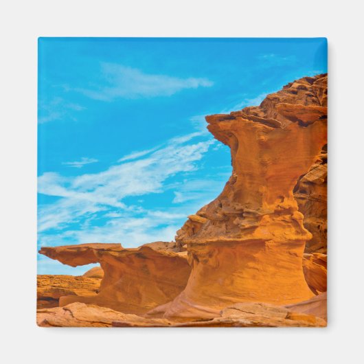 小さなフィンランドの赤い岩像 マグネット (正面)