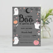 小さなブーかわいいハロウィンピンクの灰色の赤ちゃんシャワー 招待状 (スタンド正面)