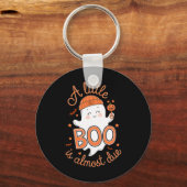 小さなブーはほとんど起因する可愛いハロウィーン妊娠 キーホルダー (正面)
